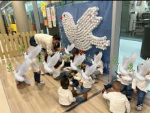 Alumnos de la escuela infantil celebrando el día de la paz